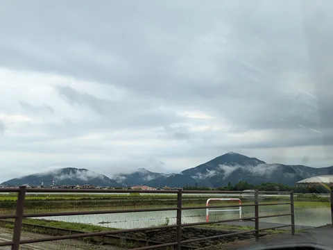 雨雲が包む山の稜線
