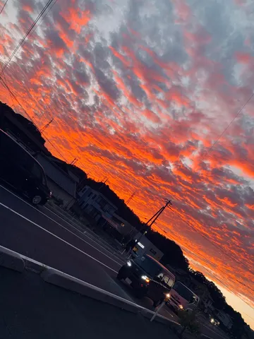 朱に染まる夕暮れの街道