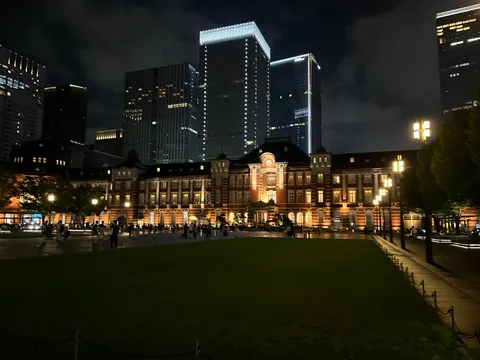 夜景に浮かぶ赤レンガの歴史建築