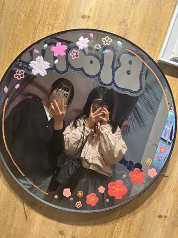 鏡に映る、花と私。