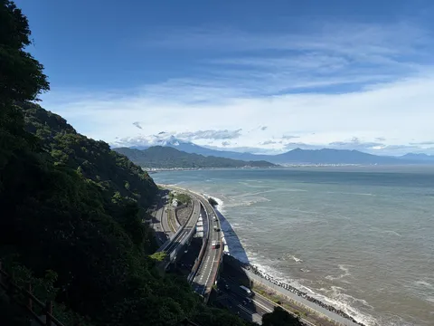 海沿いの道と山々の遠景