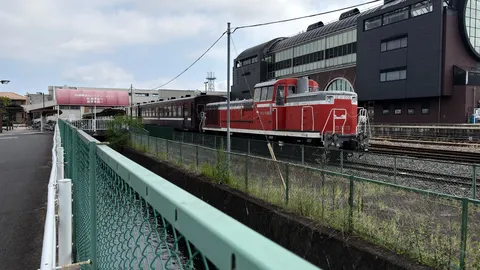 現役？展示？赤き機関車