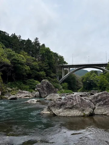 渓流と橋、岩のコントラスト