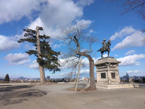 時代を駆ける銅像と歴史の風