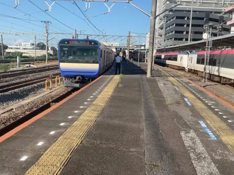 青い車体が語る朝の駅