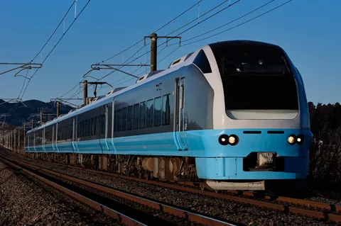 澄み渡る空と青い列車