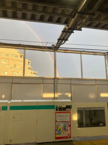 雨上がりの虹と駅の風景