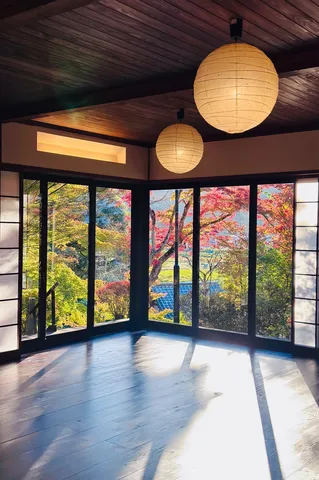 秋色の窓、光の舞