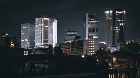 夜の高層群が紡ぐ静寂