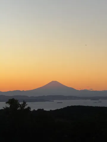 水平線に浮かぶ富士、旅情を誘う夕景