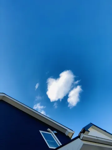 青空に映える家と白い雲