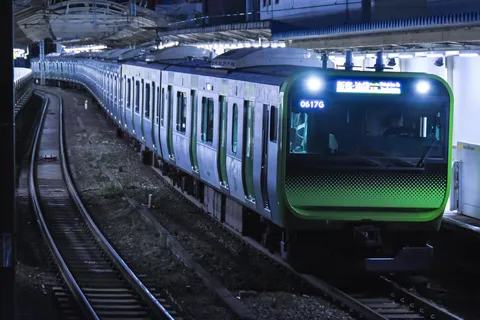 夜の帳、疾走する緑の閃光