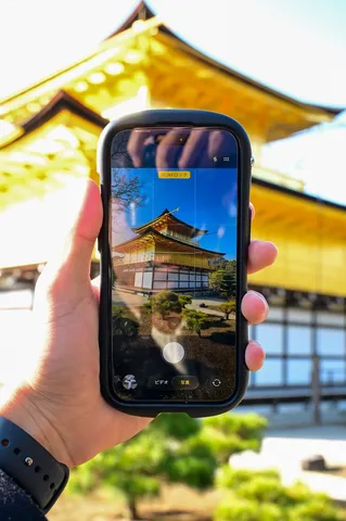 金閣寺とスマートフォンの視点