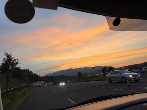 夕暮れの路を彩る風景