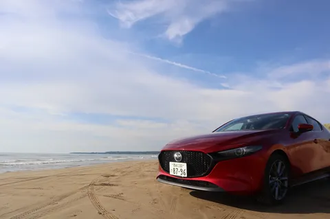 潮風と愛車、砂浜のドライブ
