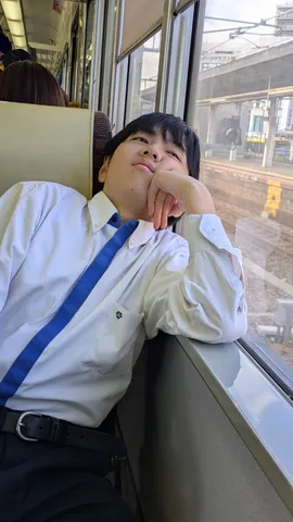電車の窓辺で物思い