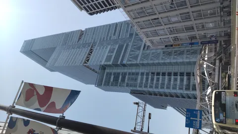 空へ伸びる！都会の巨人