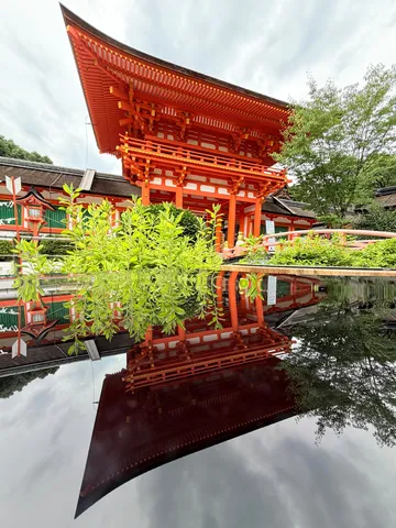 水鏡に映る朱色の社殿