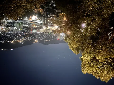 夜空と街明かりの眺め