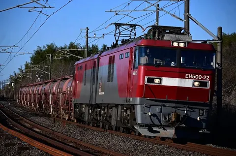 青空を駆ける貨物列車の雄姿