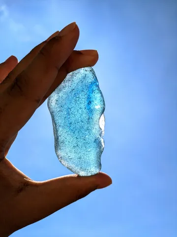 青い光を掴む指