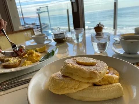 海辺の朝食、甘いパンケーキとスクランブルエッグ
