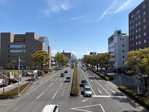 都会の交差点を彩る日差し