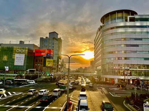 都市を照らす夕陽の軌跡