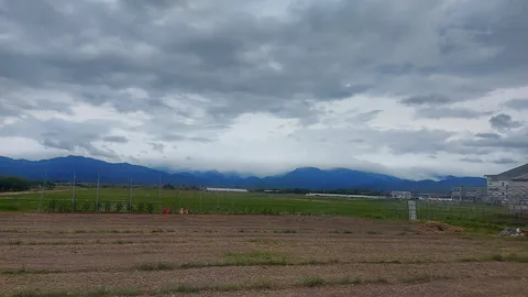 曇天の農地、霞む山並み