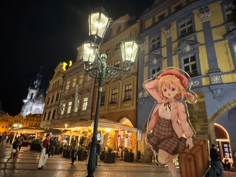 夜の街角、アニメキャラがお出迎え