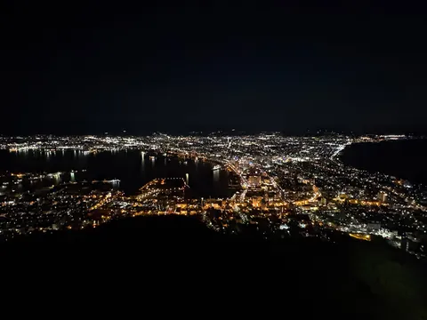 夜景が灯る港のリボン