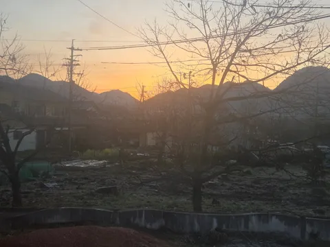 静寂の朝、山並みに染まる空