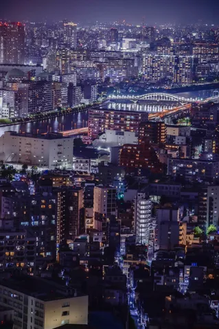 水面に映る都市のきらめき