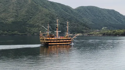 湖面に映える冒険船