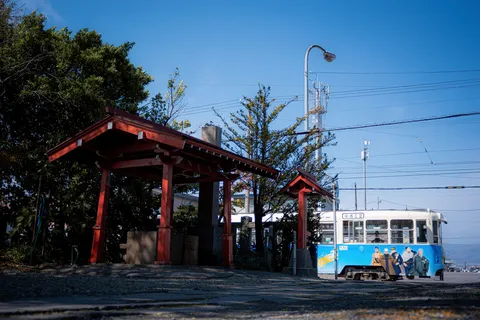 朱と青が織りなす街角