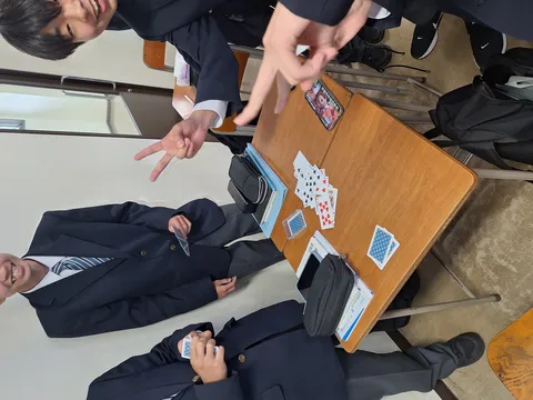 和やかなカードゲーム風景
