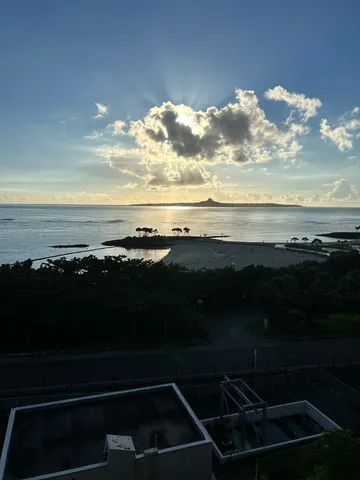 光芒がらがらと光がこぼれる海岸線