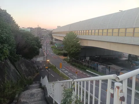 夕暮れの高架と階段の風景