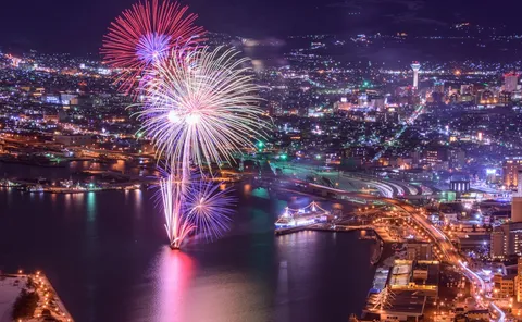 都市の夜、光の幻想詩