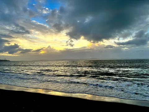 淡い光の海辺