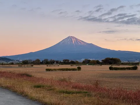 茜色の空と雄大な富士