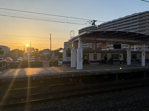 黄金色の光が降り注ぐ駅のホーム