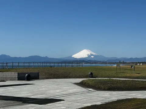 雪化粧の富士山と広がる空