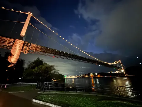 夜を彩る吊り橋の輝き
