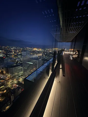 夜景に浮かぶ静かな回廊