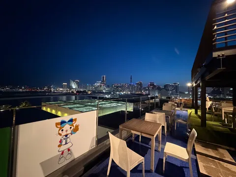 きらめく夜景とテラス席