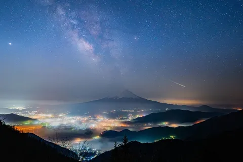 富士も流れ星も！夜空の共演劇場