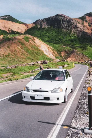 山道と白車、夏の旅路