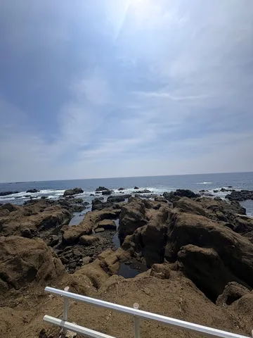 岩場と広がる青い海
