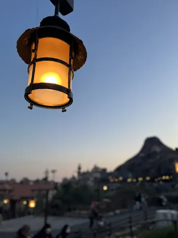 灯りに誘われる夜の始まり